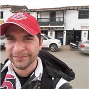 Profesor de Inglés y Alemán, ofrece clases online para profesionales en búsqueda de interacción con clientes dentro y fuera de Chile. Las clases están orientadas a mejorar el posicionamiento de marca y fidelización de clientes. Se hacen clases online pers